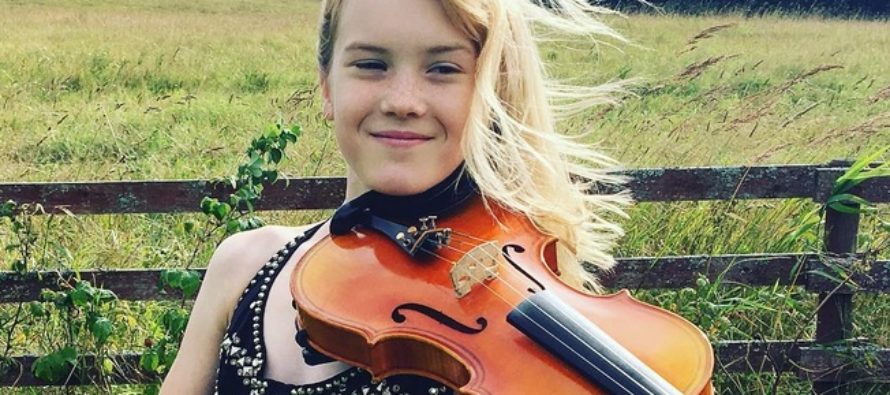 Den unga violinisten Estella Elisheva visar teatern i Estland sin erkänsla