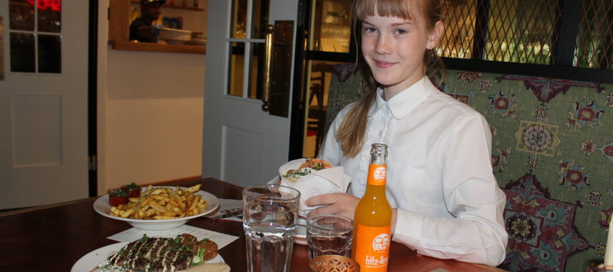 Helena-Reet: Ivanka Shoshanas födelsedagsmorgon och med Estella Elisheva i Viru center i Tallinn och på restaurang FAFA’s