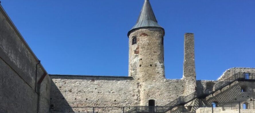 Att resa i Estland: Hapsal biskopsslott, katedral och en vallgrav fylld med lekprogram inspirerat av medeltiden + FOTON!